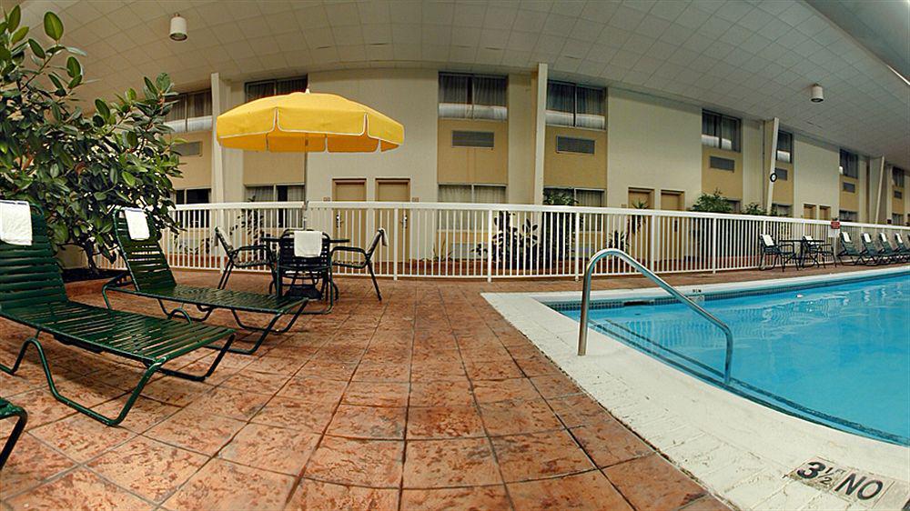 Ramada Plaza Louisville Hotel And Conference Center Exterior photo