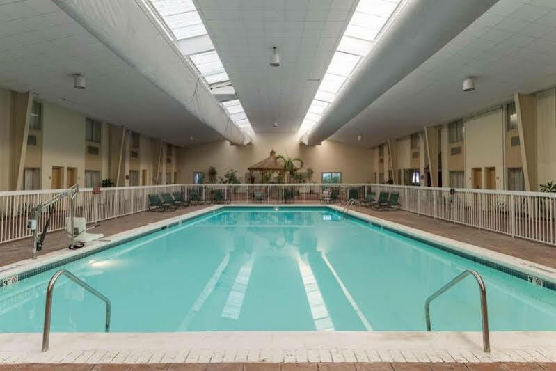 Ramada Plaza Louisville Hotel And Conference Center Exterior photo